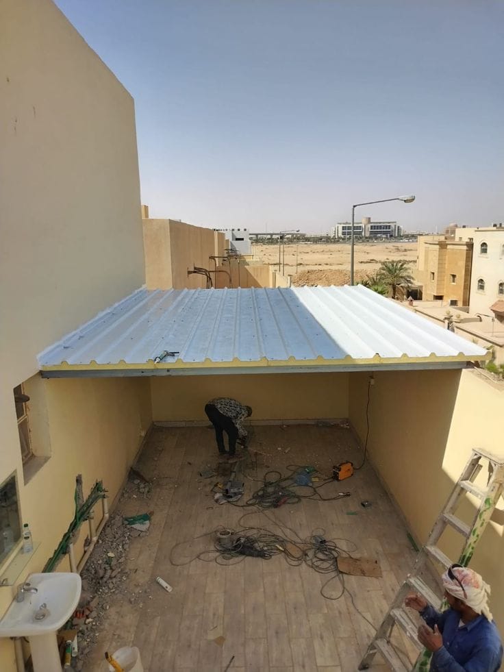 Rooftop shed structure installation, Saudi Arabia