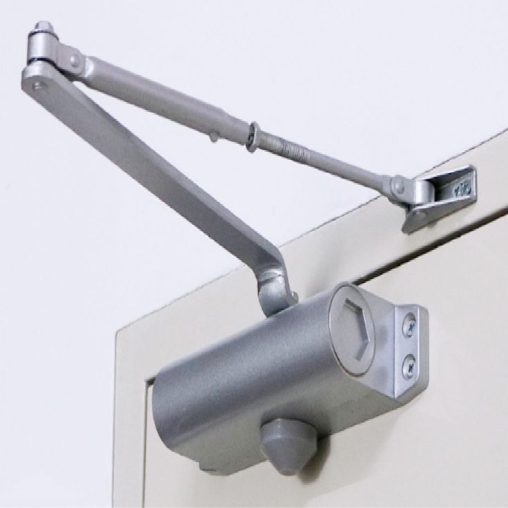 Door closer with angled arm mount